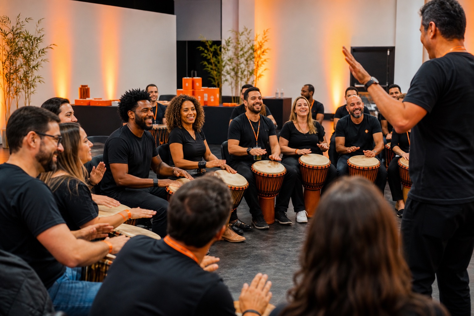 Equipe em oficina de percussão corporativa